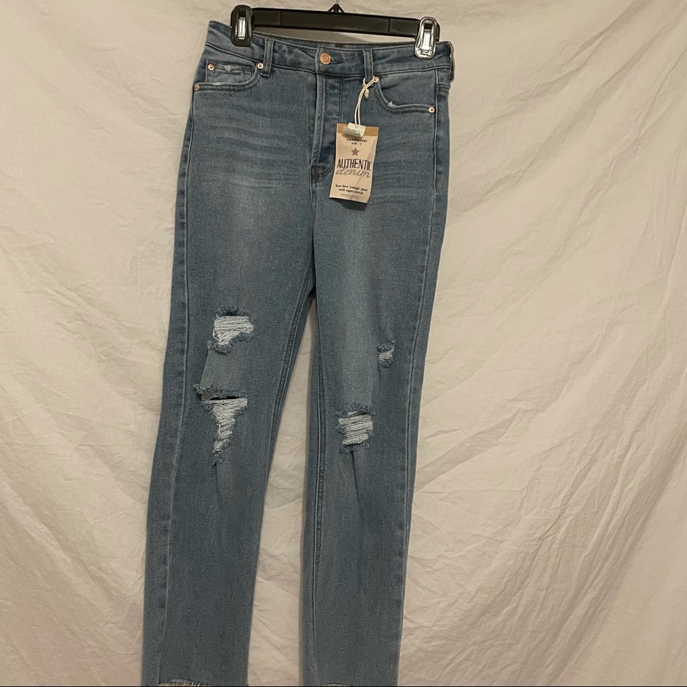 BUTTON UP RIPPED JEANS